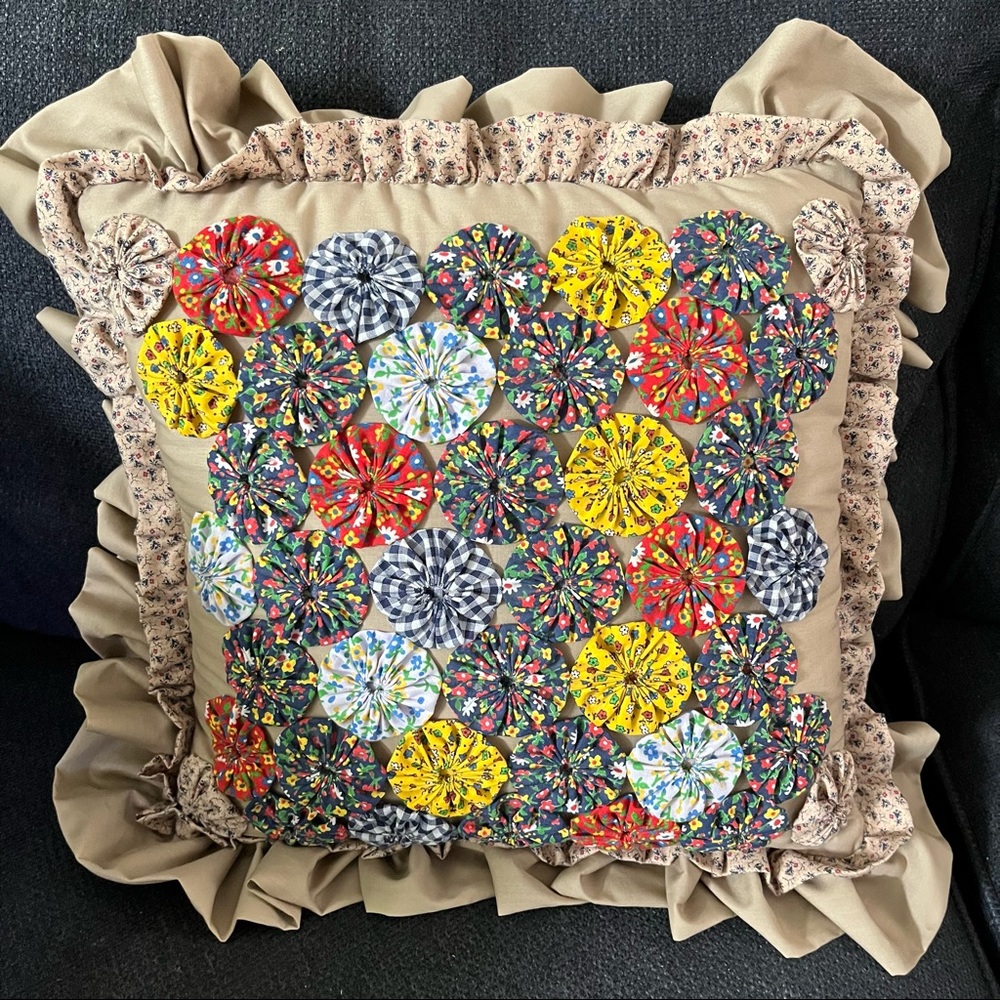 Vintage Yo-Yo Quilt Ruffled Throw Pillow! Cottagecore Grand-millennial style!